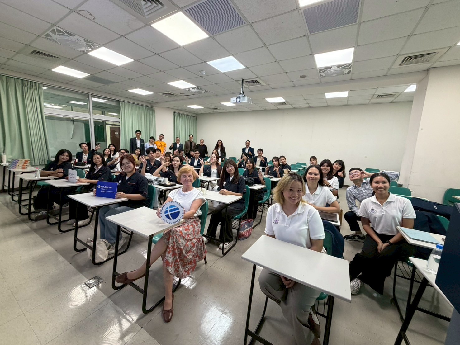 Fulbright學術交流基金會Jean Linehan 資深顧問帶泰國學生及臺科大學生一起進行深度的口說練習