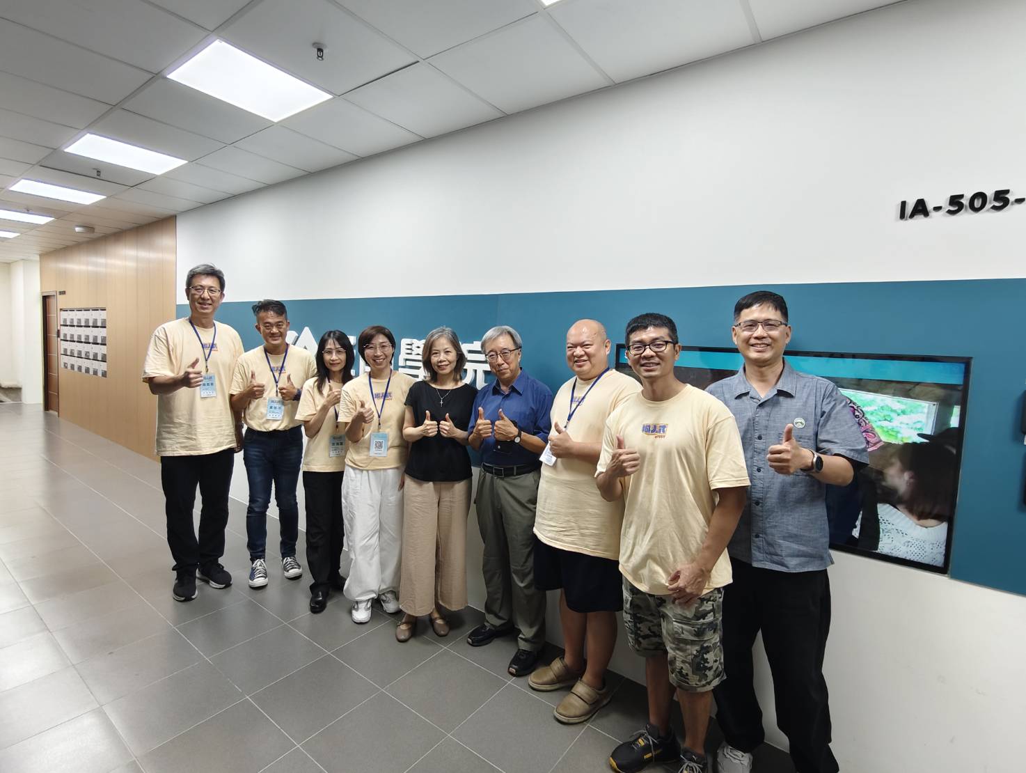 「2026 城人式:台科識視營知識與視野夏校」籌辦師長群合影。(中為通識教育中心李思穎主任及臺科大王朝正副校長)