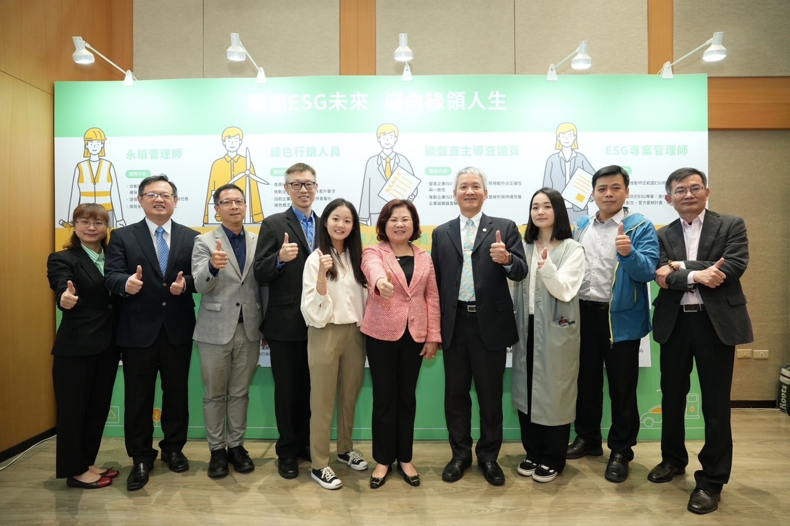 勞動部北分署去年下半年已試辦培訓第一批人才,圖為順利就業之學員與勞動部部長、勞發署署長以及北分署分署長合影。