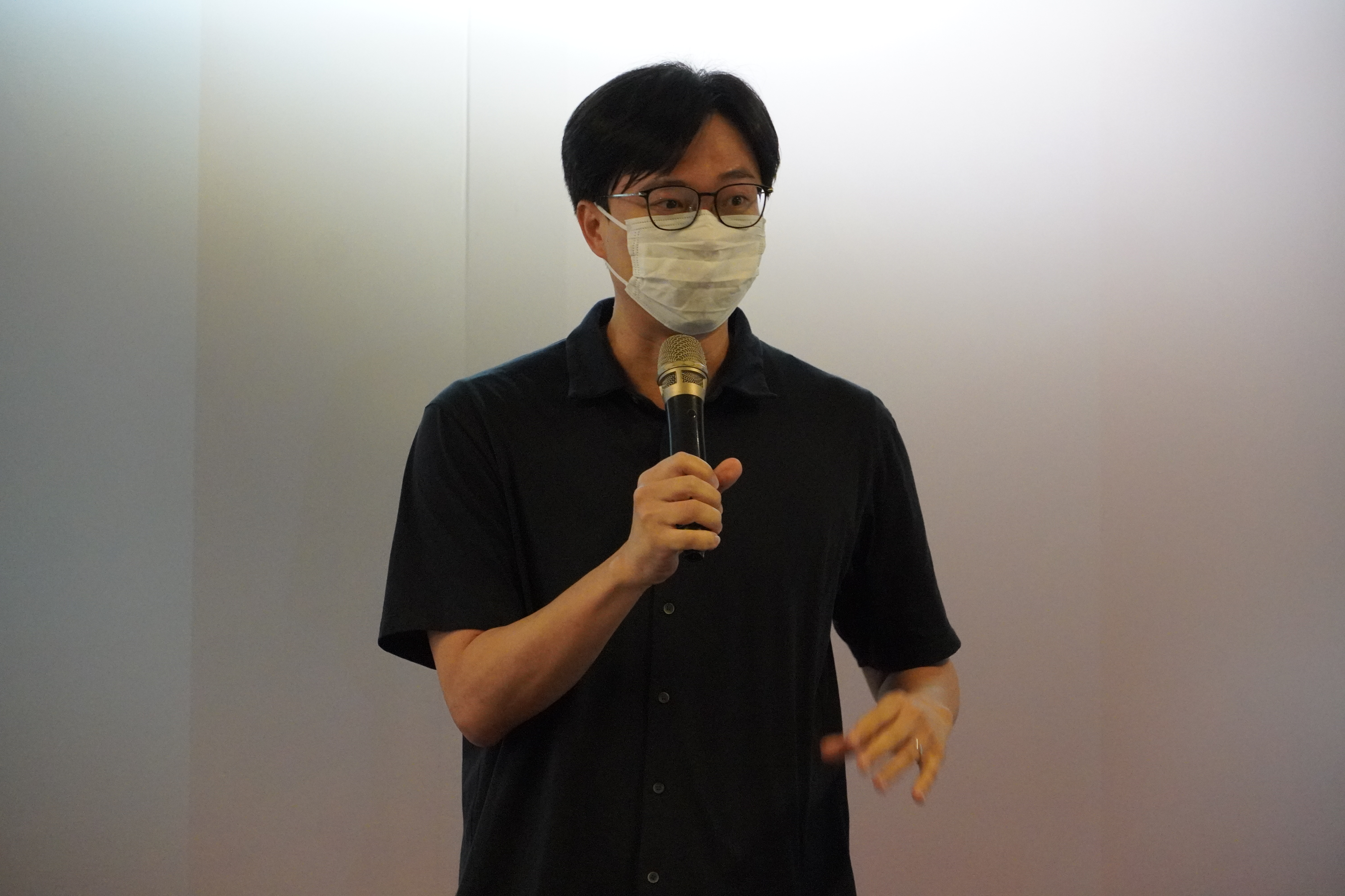 畢業展指導教師蔡孟廷勉勵學生,無論成功或挫折,都是未來成長的重要養分,也展現建築系深厚的傳承文化。