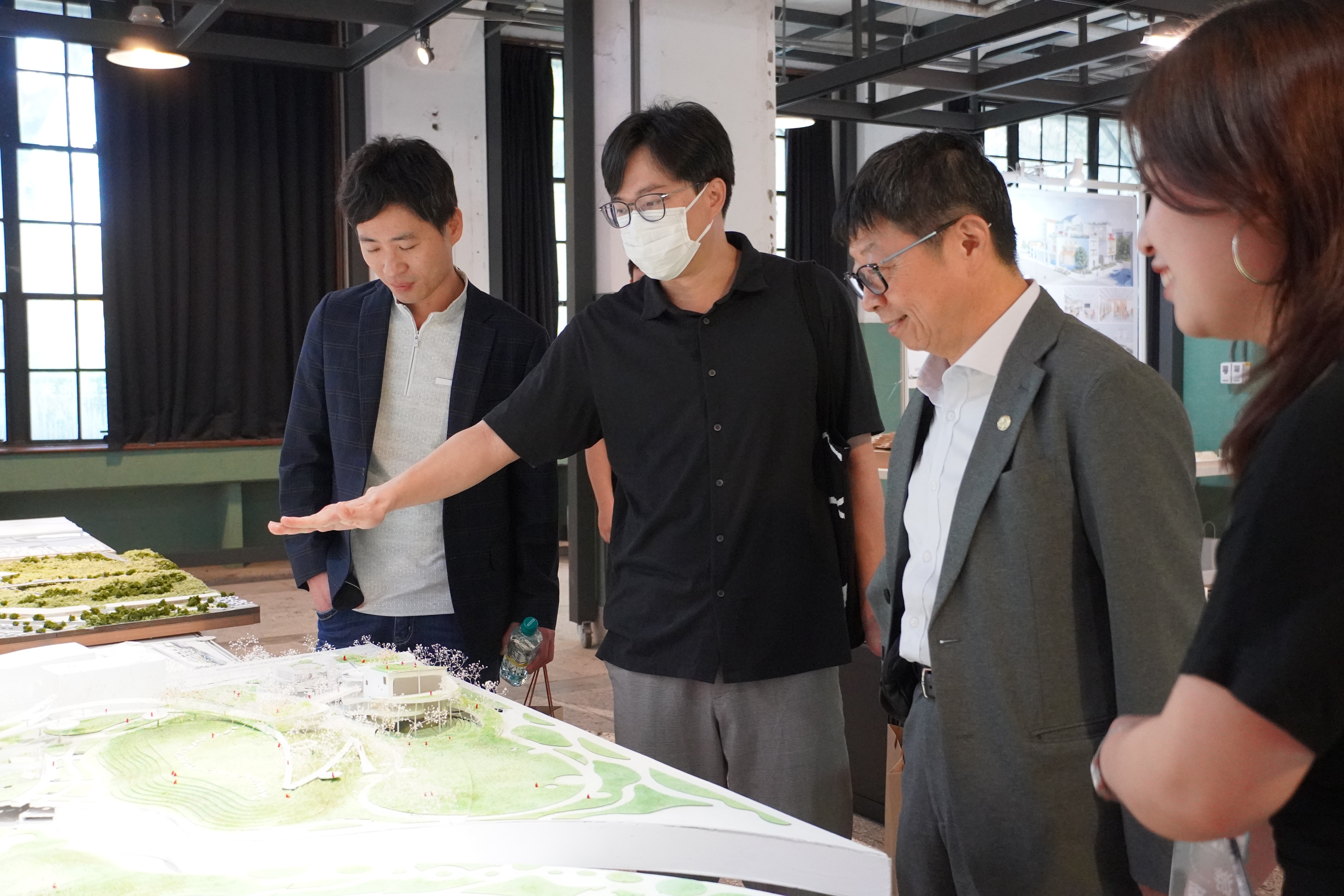 臺科大校長顏家鈺(右二)於建築系115年畢業展開幕典禮後參觀展區,與系上師長共同觀賞學生畢業設計作品。