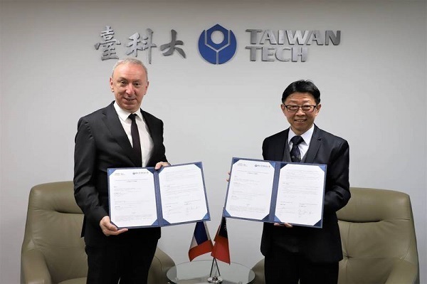 Director of the Bureau Français de Taipei, Jean-Francois Casabonne-Masonnave（left）and Taiwan Tech President Chia-yush Yen signing an MoU on 4 May 2021