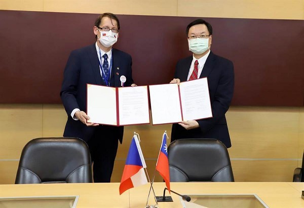 President Liao Ching-jung (right) and Professor Radek Holy (left), Vice President of the Czech Technical University, signed a research cooperation agreement